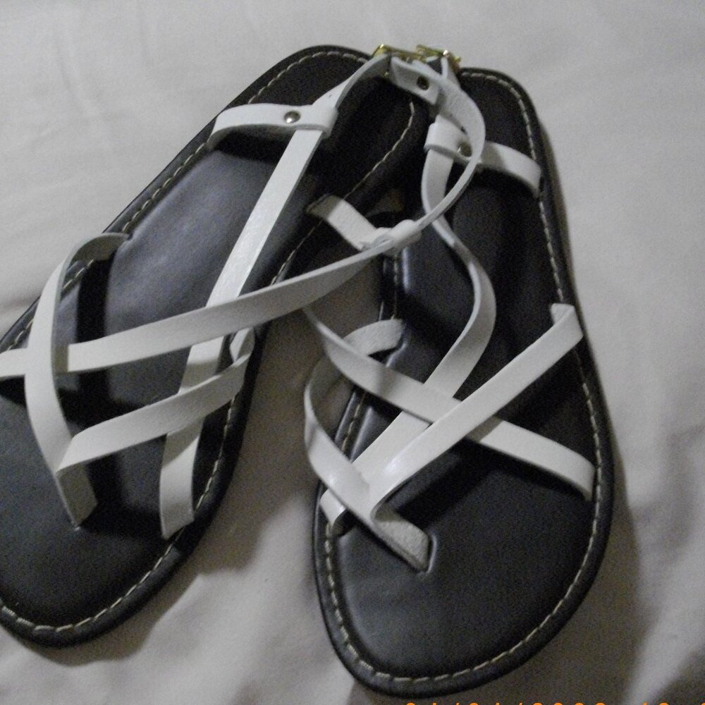 Women's/juniors white SO strappy sandals, size 7.